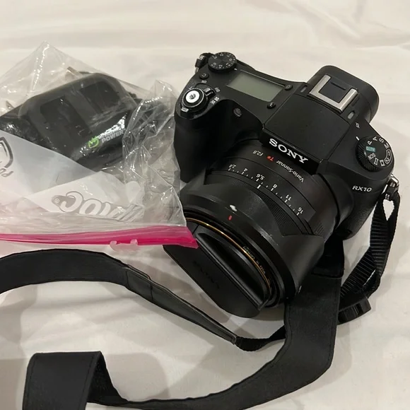 Sony RX10 - Picture 1 of 6